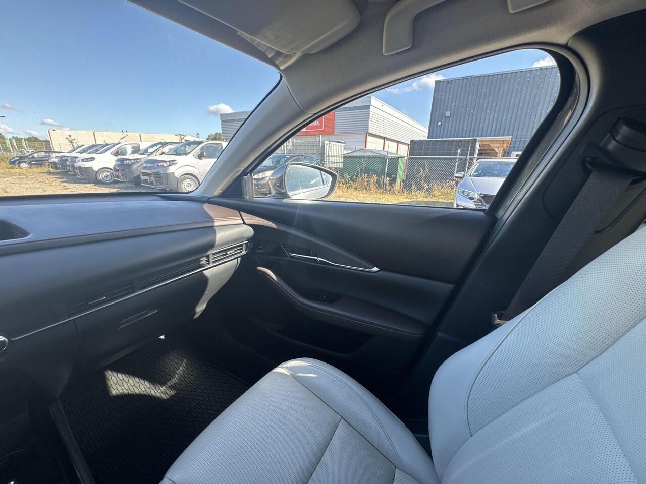 Mazda CX-30 2.0 e-SkyActiv-X M Hybrid Luxury | Rijklaar | Apple carplay | Head-up display | Stoel verwarming