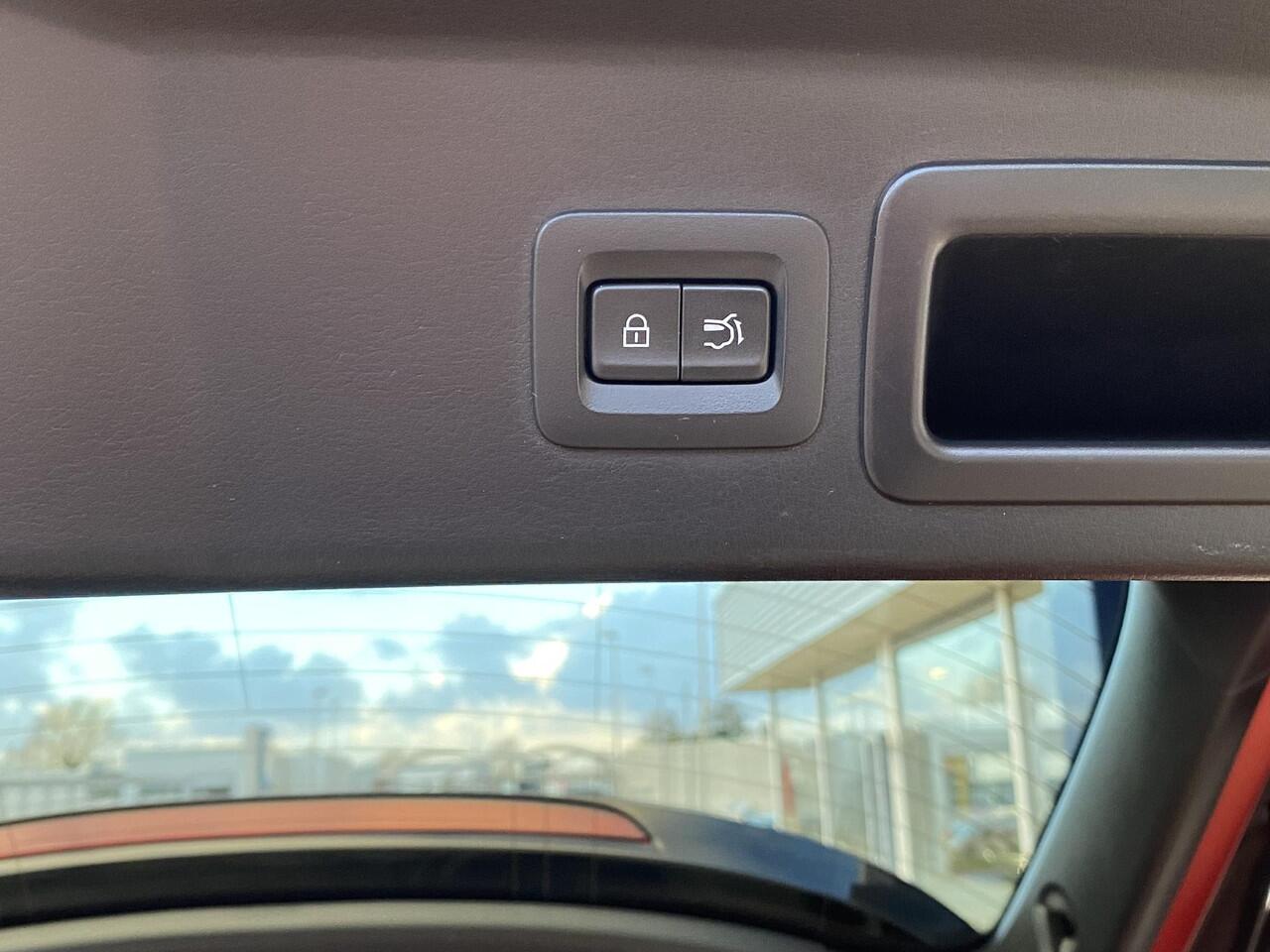 Mazda CX-30 2.0 e-SkyActiv-X M Hybrid Luxury / Automaat / NL-Auto / 1e-Eigenaar / Adaptieve Cruise-Control Stop&Go / Stoelverwarming / Stuurverwarming / Elektr.-Stoelen met Geheugen / Climate-Control / Apple-Carplay & Android-Auto / Head-Up-Display / Elektr.-Achterkl