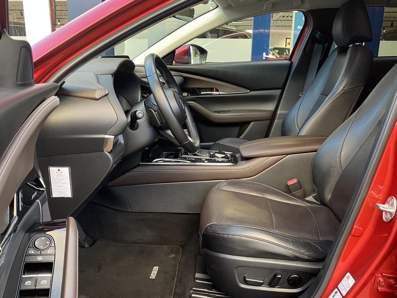 Mazda CX-30 2.0 e-SkyActiv-X M Hybrid Luxury / Automaat / NL-Auto / 1e-Eigenaar / Adaptieve Cruise-Control Stop&Go / Stoelverwarming / Stuurverwarming / Elektr.-Stoelen met Geheugen / Climate-Control / Apple-Carplay & Android-Auto / Head-Up-Display / Elektr.-Achterkl