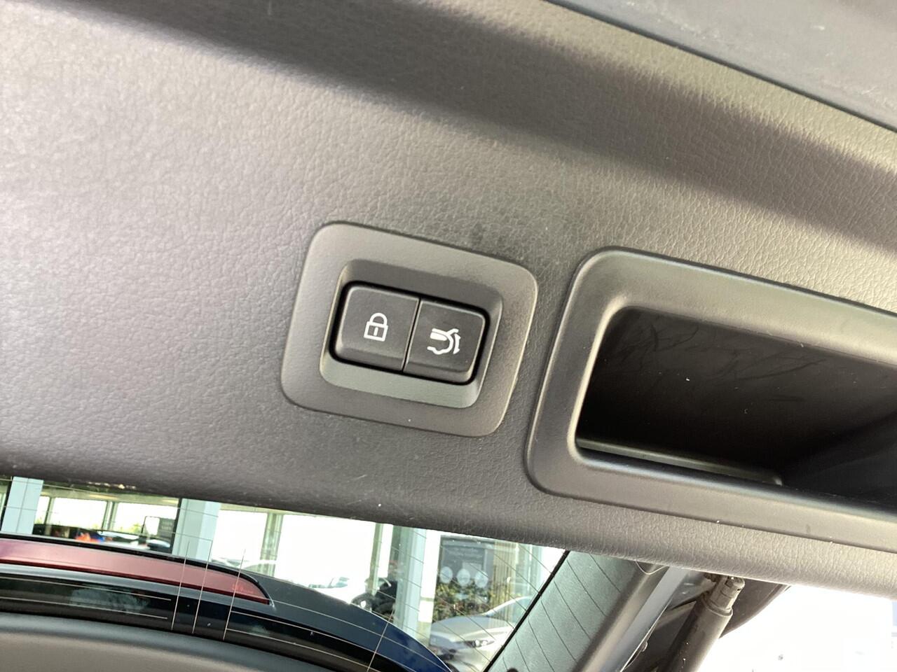 Mazda CX-30 2.0 e-SkyActiv-X M Hybrid Luxury 1e Eig., NL-Auto, Dealer Ondh., Navigatie, Bose, Apple Carplay/ Android Auto, Leer, Camera 360, Parkeerhulp, Electr-A.klep, Cruise Controle Add., Stuur & Stoel verwarm., Keyless.