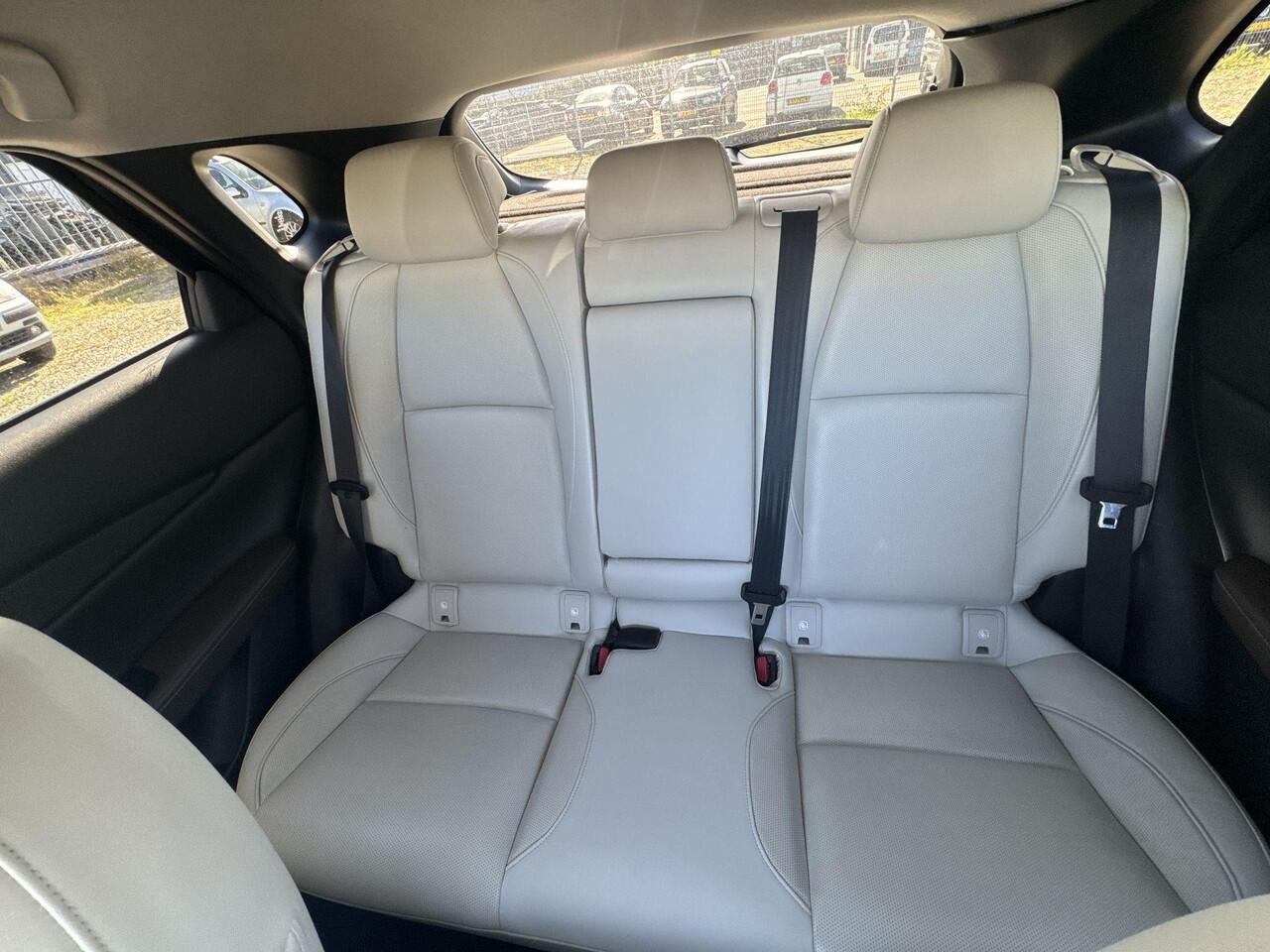 Mazda CX-30 2.0 e-SkyActiv-X M Hybrid Luxury | Rijklaar | Apple carplay | Head-up display | Stoel verwarming