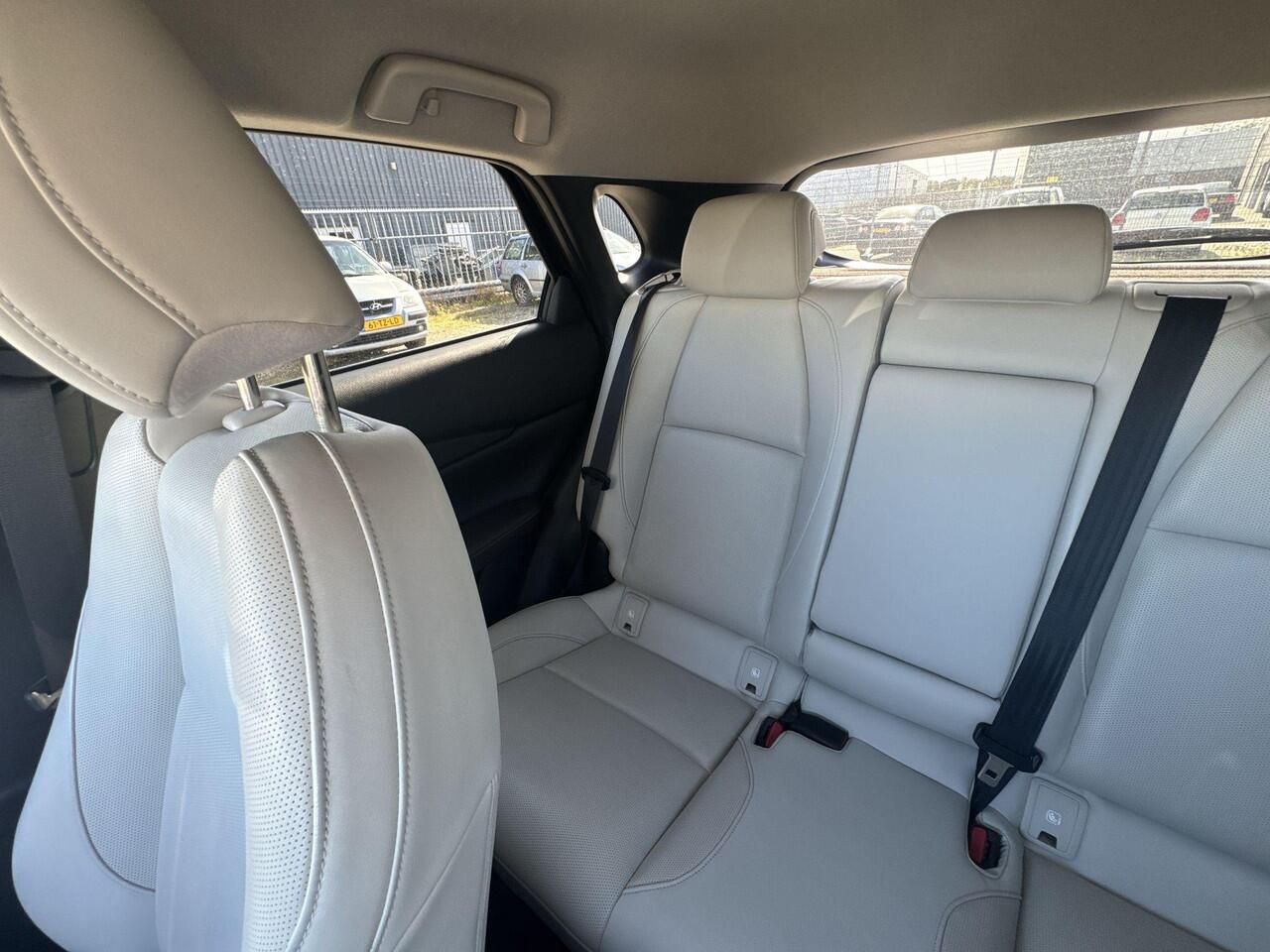 Mazda CX-30 2.0 e-SkyActiv-X M Hybrid Luxury | Rijklaar | Apple carplay | Head-up display | Stoel verwarming