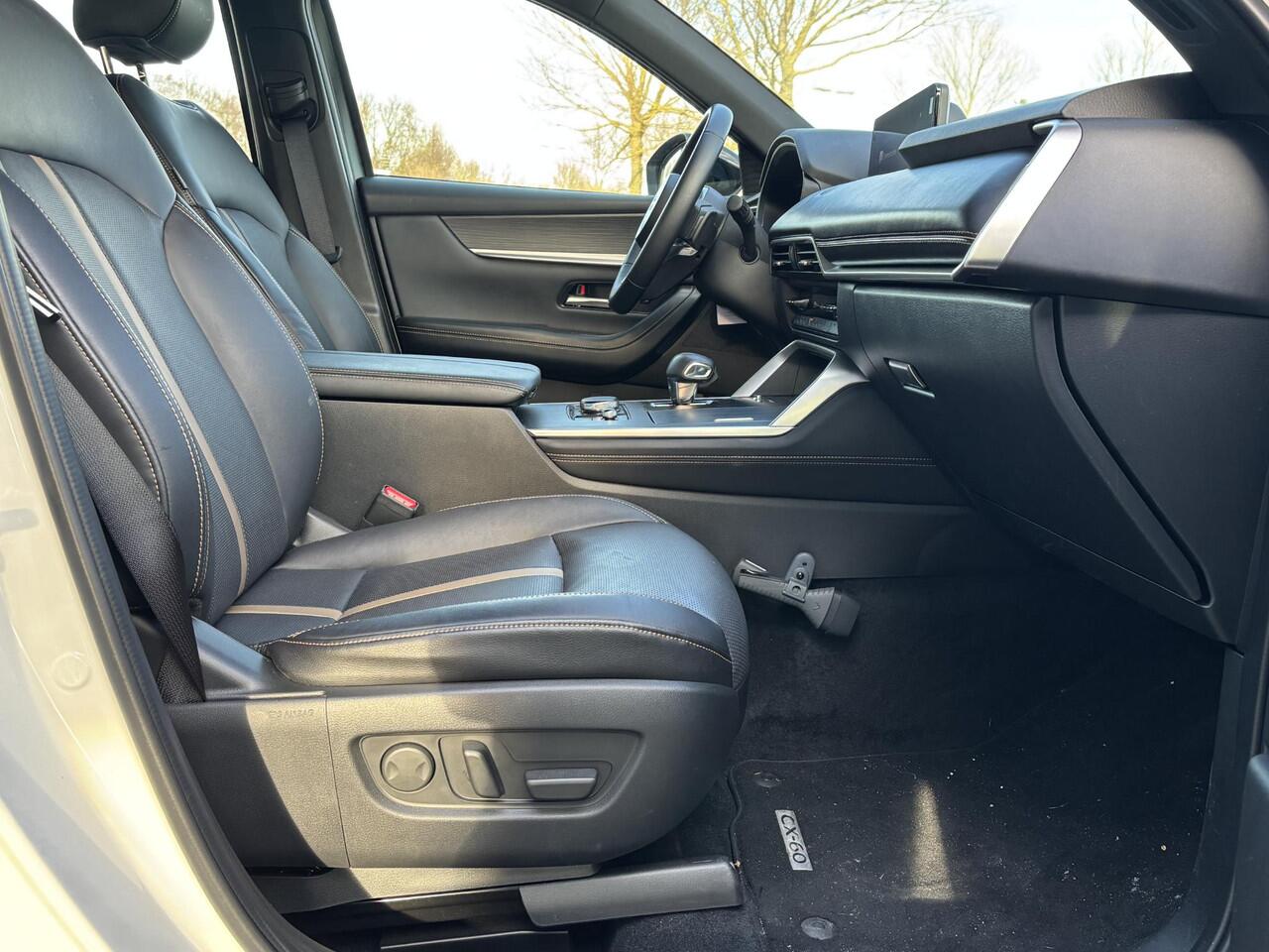 Mazda CX-60 2.5 e-SkyActiv PHEV Homura NL-Auto, 1e Eig.,Trekhaak, Navigatie, Apple Carplay / Android Auto,A. Rij-Camera, Cruise control ad. Leer, Head-up, Stoelverw.+ geheugen, Stuurverw.