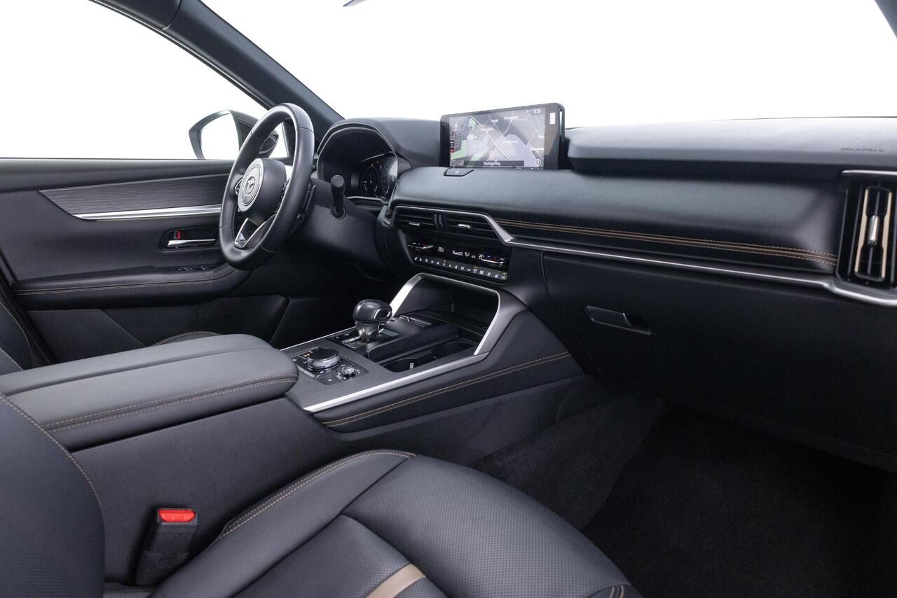 Mazda CX-80 2.5 e-SkyActiv PHEV Homura Plus 6p. 327 PK | AUTOMAAT | AWD | APPLE CARPLAY | 20 INCH | LEDER | 360 CAMERA | PANORAMADAK | DEMO | * 6 JAAR FABRIEKSGARANTIE |