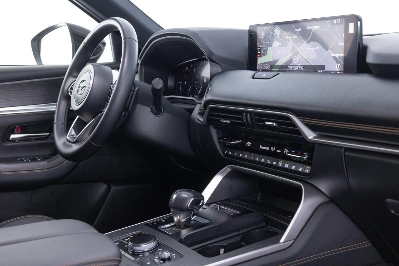 Mazda CX-80 2.5 e-SkyActiv PHEV Homura Plus 6p. 327 PK | AUTOMAAT | AWD | APPLE CARPLAY | 20 INCH | LEDER | 360 CAMERA | PANORAMADAK | DEMO | * 6 JAAR FABRIEKSGARANTIE |