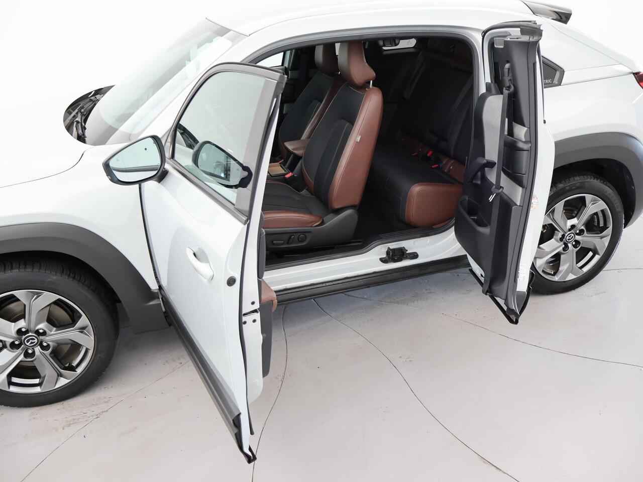 Mazda MX-30 e-SkyActiv 145 PK FIRST EDITION 36 kWh + HEAD-UP | CAMERA | APPLE CARPLAY | MEMORY | ADAPTIVE CRUISE