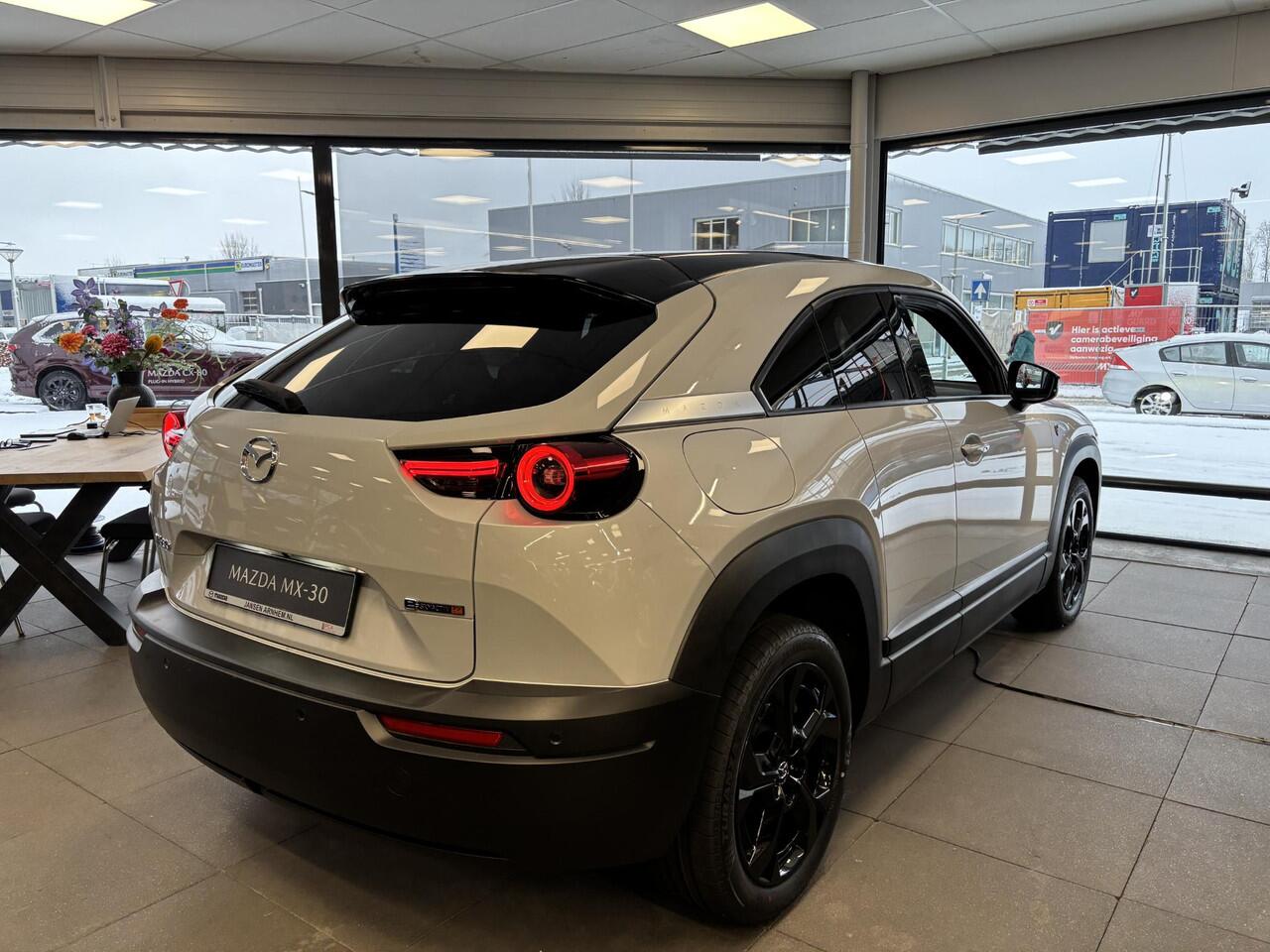 Mazda MX-30 e-SkyActiv R-EV 170 Nagisa , Demovoordeel ¤ 9.250-, Half Leder, Bose, Adap.Cruise, Navi, Apple Carplay, Clima, Camera, PDC, HUD, Stuur/Stoelverwarming, 18" LMV