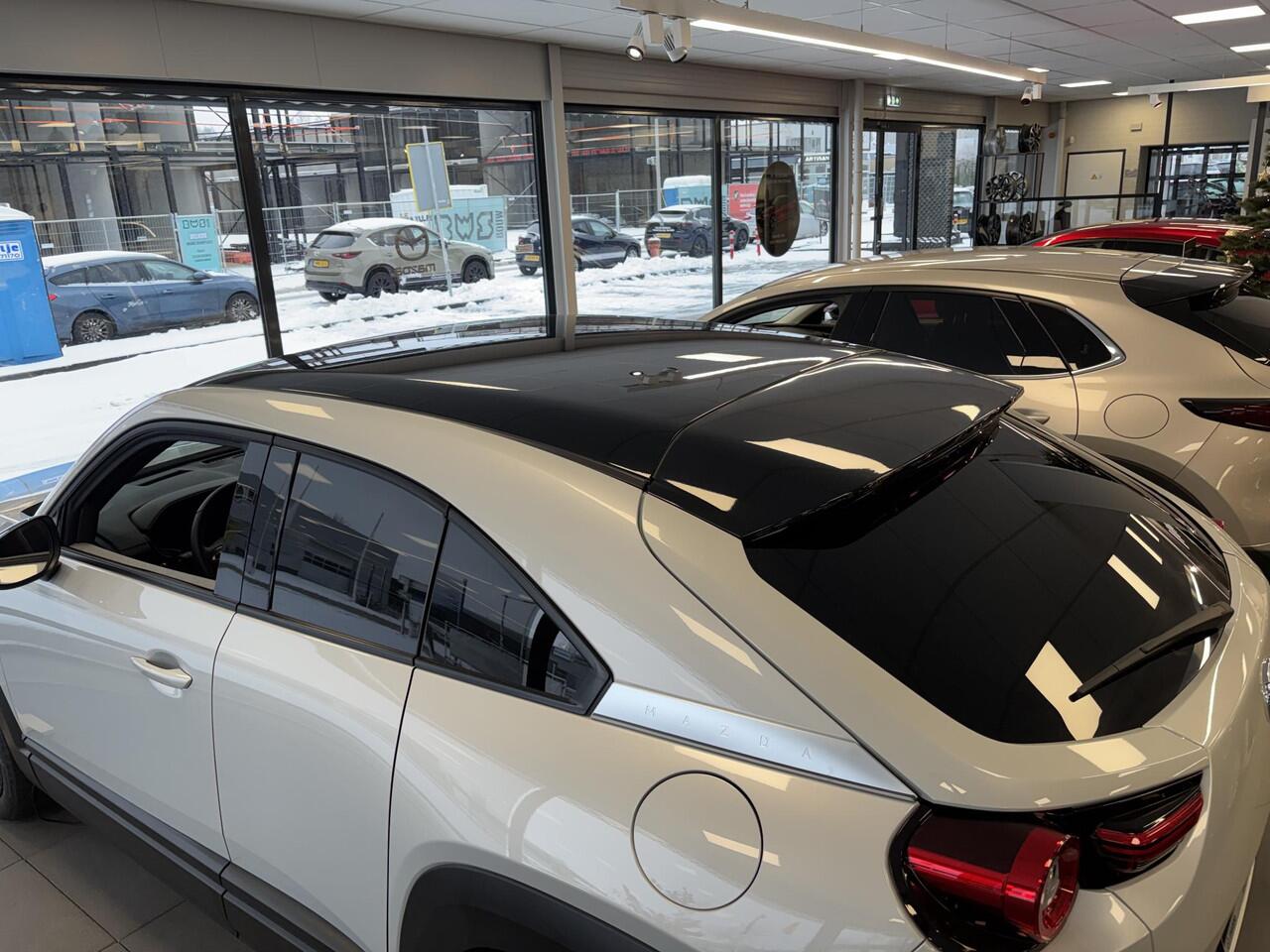 Mazda MX-30 e-SkyActiv R-EV 170 Nagisa , Demovoordeel ¤ 9.250-, Half Leder, Bose, Adap.Cruise, Navi, Apple Carplay, Clima, Camera, PDC, HUD, Stuur/Stoelverwarming, 18" LMV