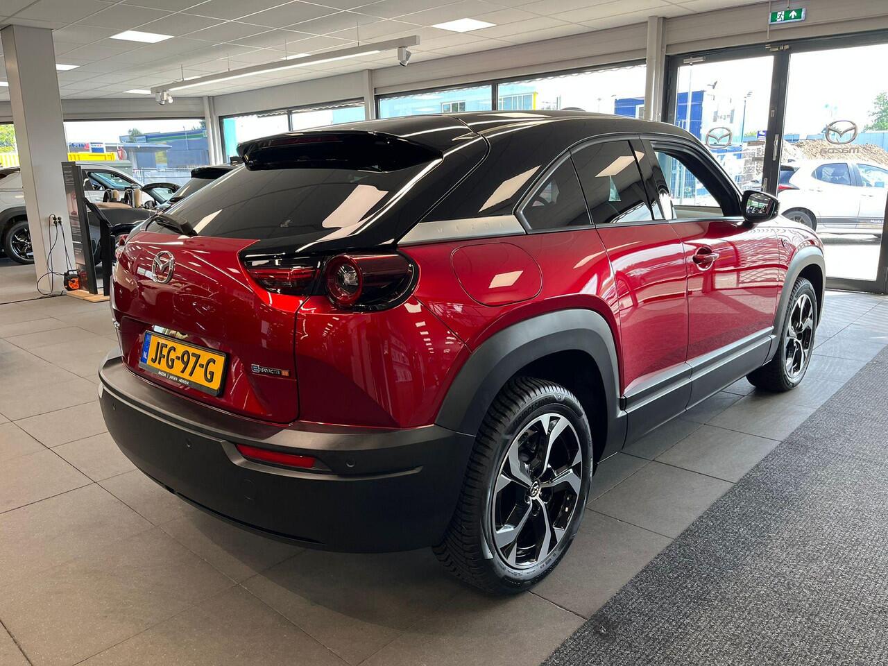 Mazda MX-30 e-SkyActiv R-EV 170 Exclusive-line , Voorraadvoordeel ¤ 9.230,-, Automaat, Trekhaak voor fietsen, All Season, LKA, Camera, Half Leder, Adap. Cruise, LMV 18 Inch, Navi, HUD, Apple Carplay, Stoelverwarming, Stuurverwarming, Stoelverwarming