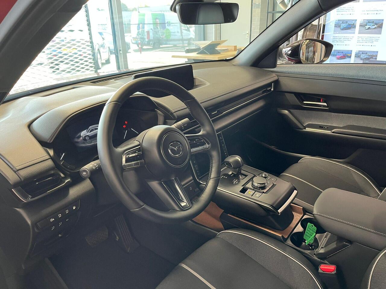 Mazda MX-30 e-SkyActiv R-EV 170 Exclusive-line , Voorraadvoordeel ¤ 9.230,-, Automaat, Trekhaak voor fietsen, All Season, LKA, Camera, Half Leder, Adap. Cruise, LMV 18 Inch, Navi, HUD, Apple Carplay, Stoelverwarming, Stuurverwarming, Stoelverwarming