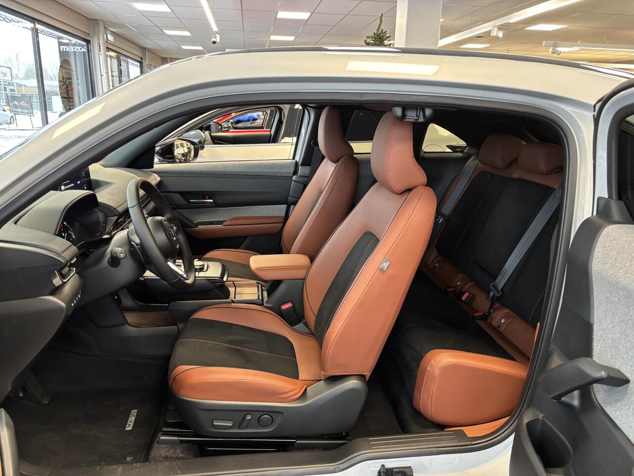 Mazda MX-30 e-SkyActiv R-EV 170 Nagisa , Demovoordeel ¤ 9.250-, Half Leder, Bose, Adap.Cruise, Navi, Apple Carplay, Clima, Camera, PDC, HUD, Stuur/Stoelverwarming, 18" LMV