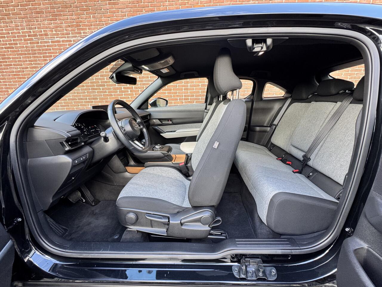 Mazda MX-30 e-SkyActiv EV 145 Exclusive-line | BLACK EDITION Navigatie | Achteruitrijcamera | Climate control | 18 Inch lmv | 16 % bijtelling tot 29-04-2029