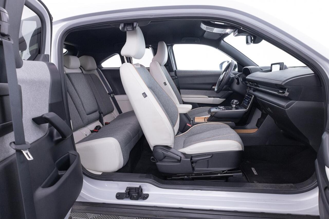 Mazda MX-30 e-SkyActiv 145 First Edition 36 kWh | SOH 96% ? 1e Eigenaar