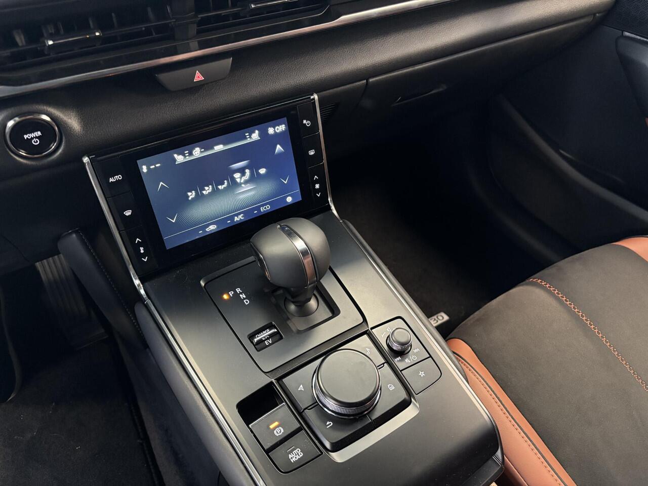 Mazda MX-30 e-SkyActiv R-EV 170 Nagisa , Demovoordeel ¤ 9.250-, Half Leder, Bose, Adap.Cruise, Navi, Apple Carplay, Clima, Camera, PDC, HUD, Stuur/Stoelverwarming, 18" LMV