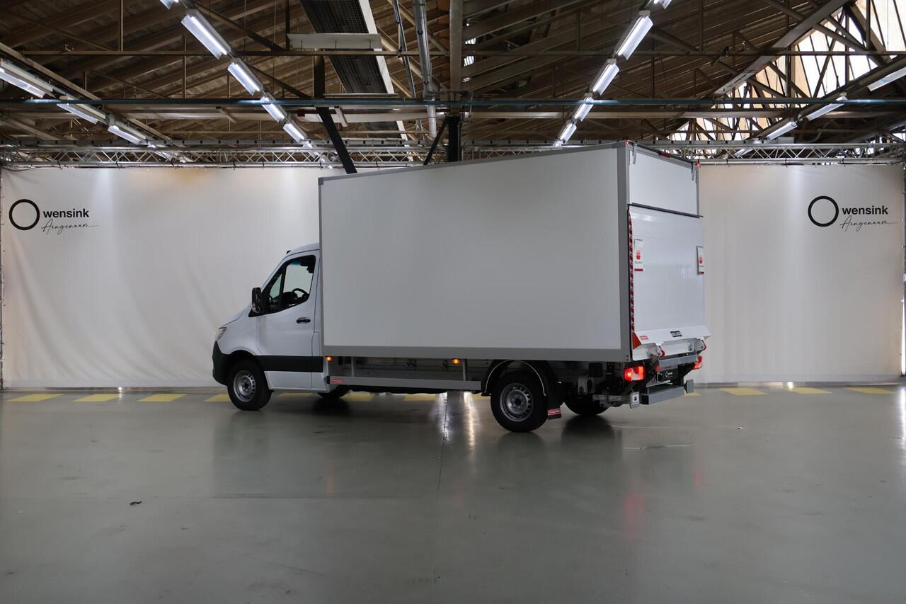 Mercedes-Benz 311 CDI Sprinter | Aut. | L3 | Gesloten Laadbak + Laadklep | Airco | Cruise Control | Apple Carplay/Android Auto | Lane-Assist | Geveerde Bestuurdersstoel | Bakwagen + Laadklep + Zijdeur
