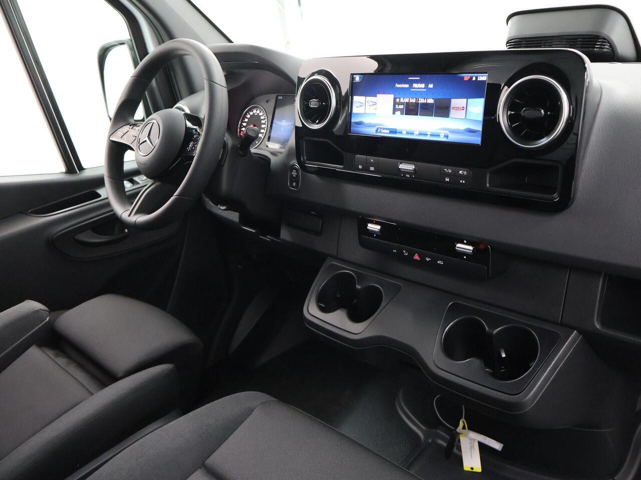 Mercedes-Benz 311 CDI Sprinter | Aut. | L3 | Gesloten Laadbak + Laadklep | Airco | Cruise Control | Apple Carplay/Android Auto | Lane-Assist | Geveerde Bestuurdersstoel | Bakwagen + Laadklep + Zijdeur