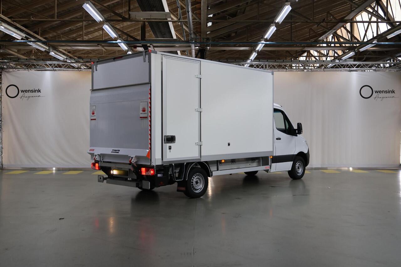 Mercedes-Benz 311 CDI Sprinter | Aut. | L3 | Gesloten Laadbak + Laadklep | Airco | Cruise Control | Apple Carplay/Android Auto | Lane-Assist | Geveerde Bestuurdersstoel | Bakwagen + Laadklep + Zijdeur