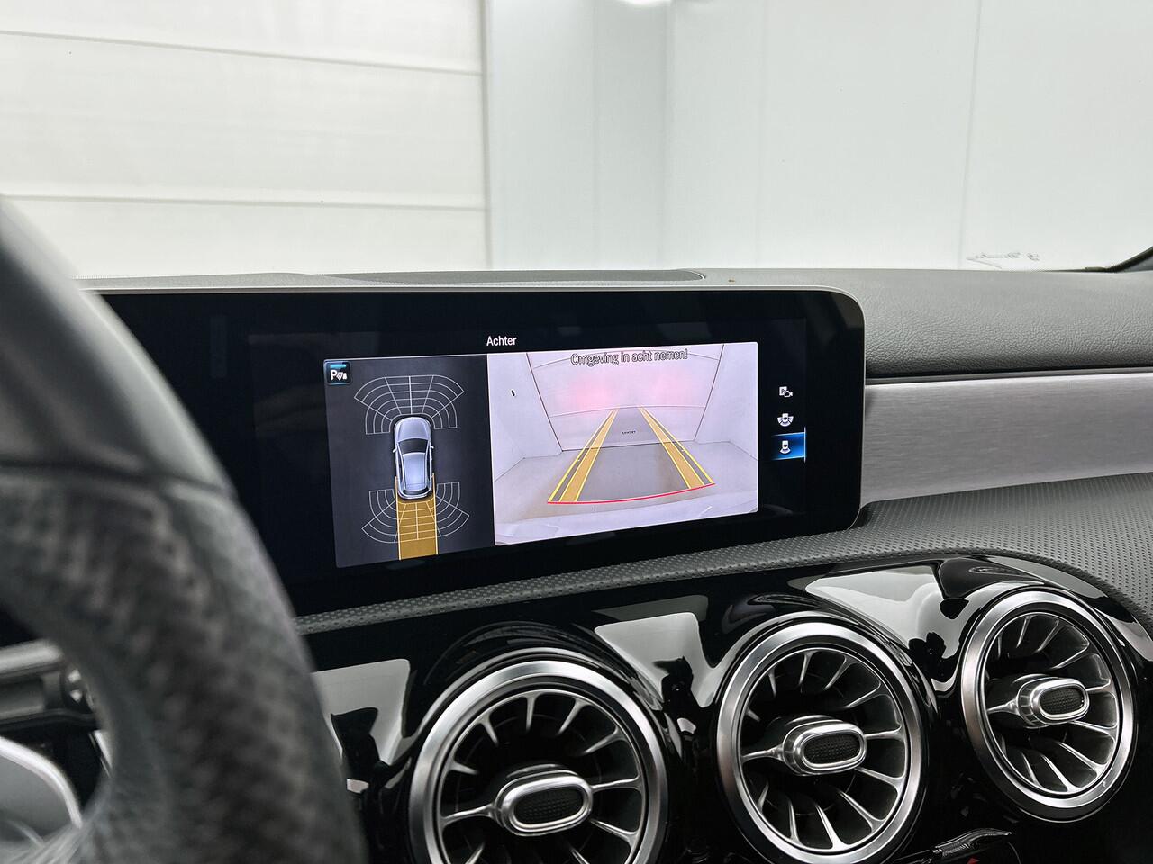 Mercedes-Benz A-KLASSE 180 AMG Nightpakket | Panoramadak | Sfeerverlichting | CarPlay | Augmented Reality | Parkeerpakket met Camera |. Inclusief 24 maanden Mercedes-Benz Certified garantie voor Europa.