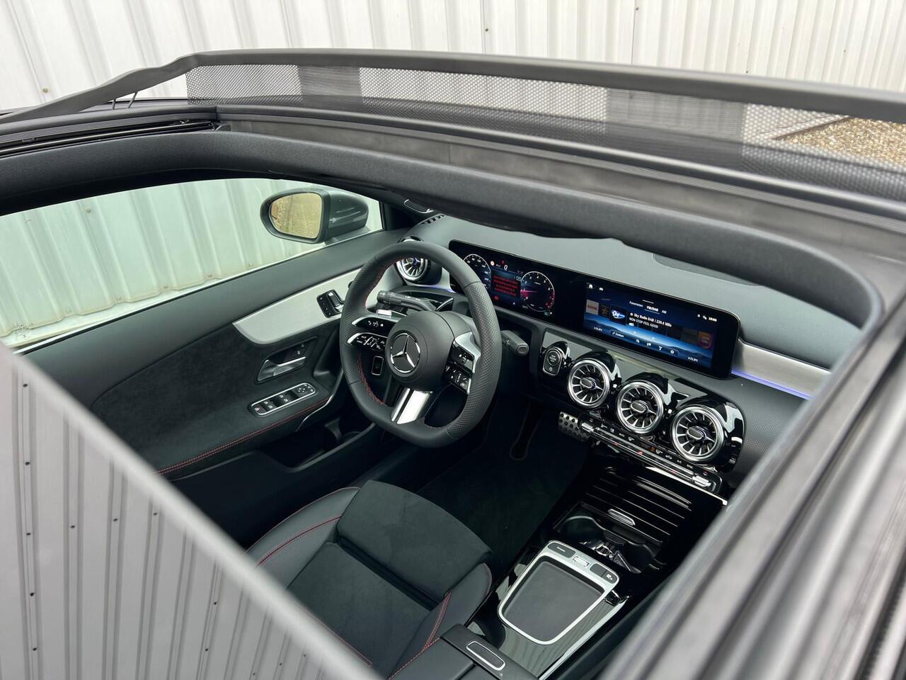 Mercedes-Benz A-KLASSE 200 AMG Line | Panoramadak | Burmester
