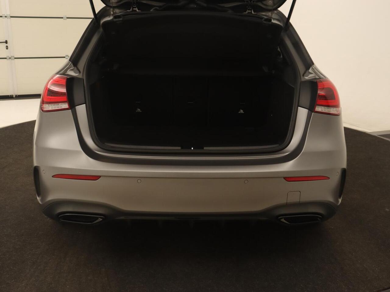 Mercedes-Benz A-KLASSE 180 Business Solution AMG | Panoramadak | Stoelverwarming | Leder/Alcantara | Camera | Navigatie | Widescreen | Designo Mountaingrijs Magno