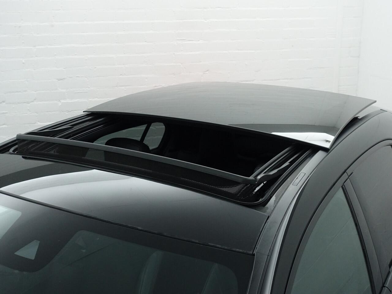 Mercedes-Benz A-KLASSE 180 AMG Night Edition Aut- Panoramadak, Sport Interieur, Xenon Led, Camera, Stoelverwarming