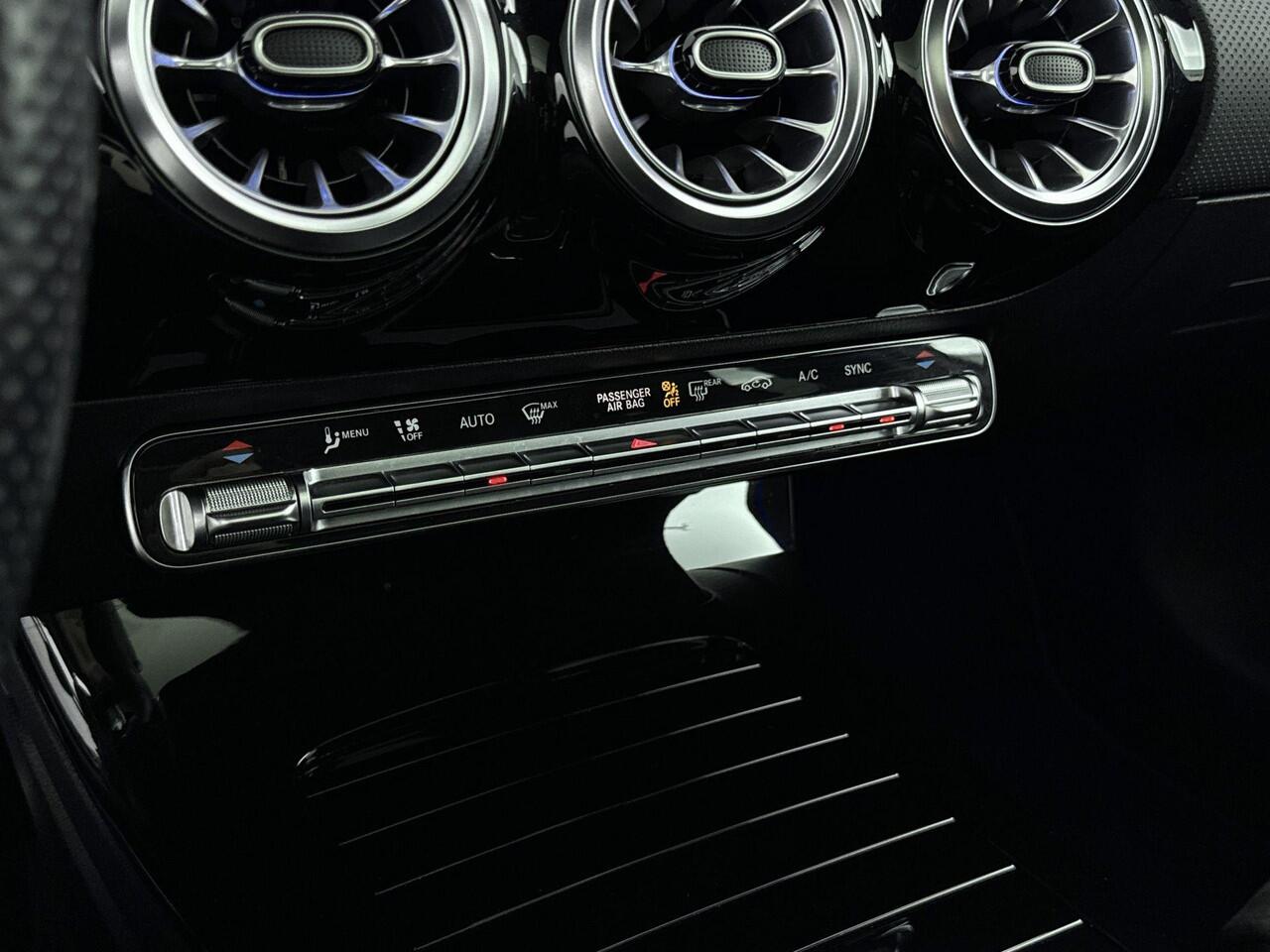 Mercedes-Benz A-KLASSE 200 Business Solution AMG 163PK | Schuif-/Kanteldak | Wegklapbare Trekhaak | Memory Stoelen | Sfeerverlichting | Achteruitrijcamera | Stoelverwarming | Apple CarPlay & Android Auto