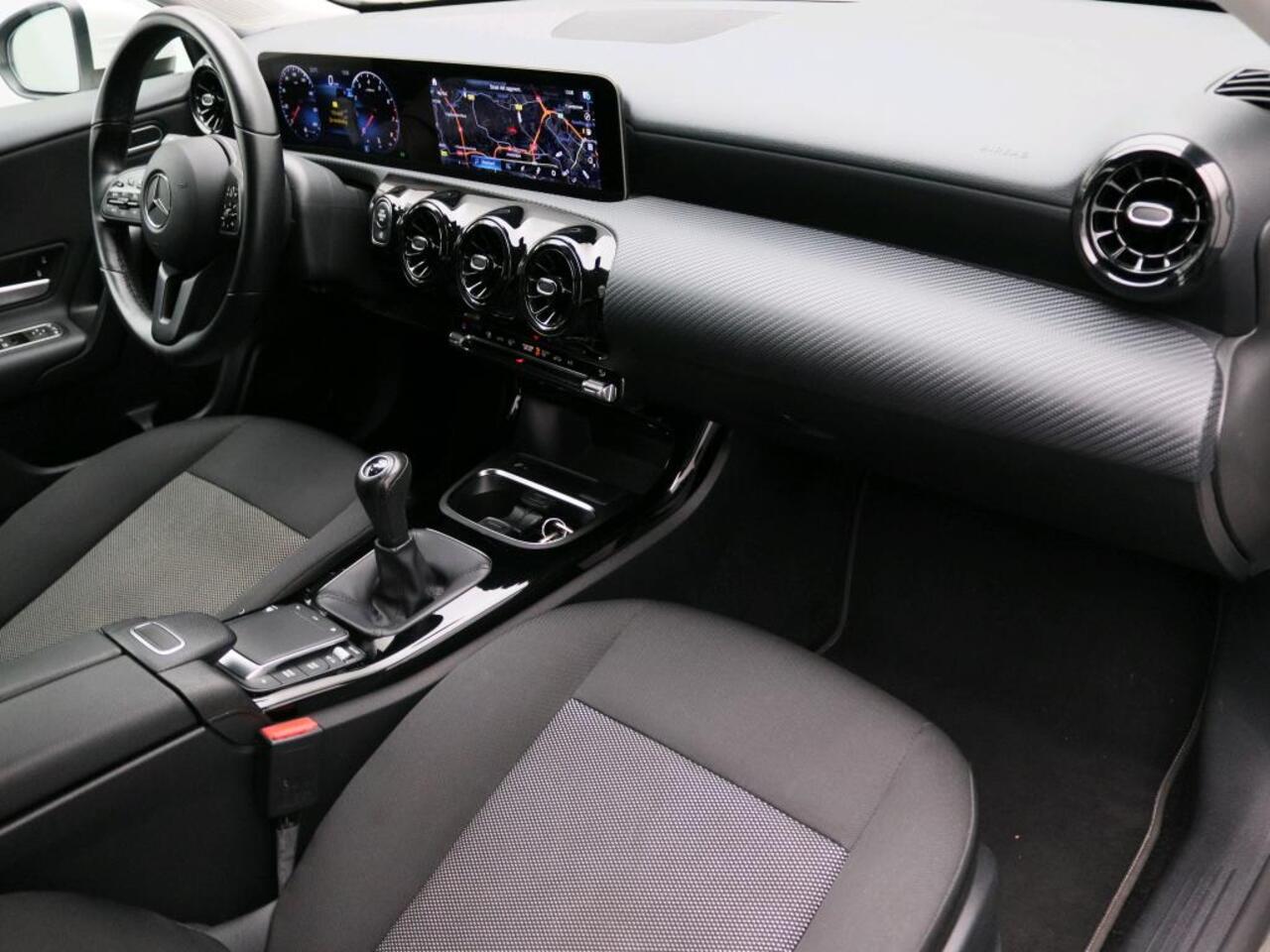 Mercedes-Benz A-KLASSE 160 Business Solution Ledkoplampen | Apple CarPlay | Achteruitrijcamera | Stoelverwarming Voor. Inclusief 24 maanden Mercedes-Benz Certified garantie voor Europa.