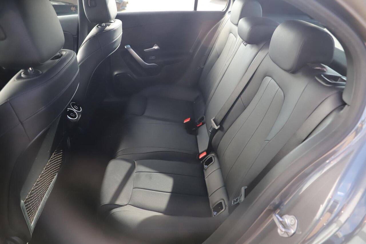 Mercedes-Benz A-KLASSE 160 Business Solution Luxury Lederen Sportstoelen Sfeerverlichting Widescreen 17 inch LMV Navigatie Carplay Achteruitrijcamera Full LED