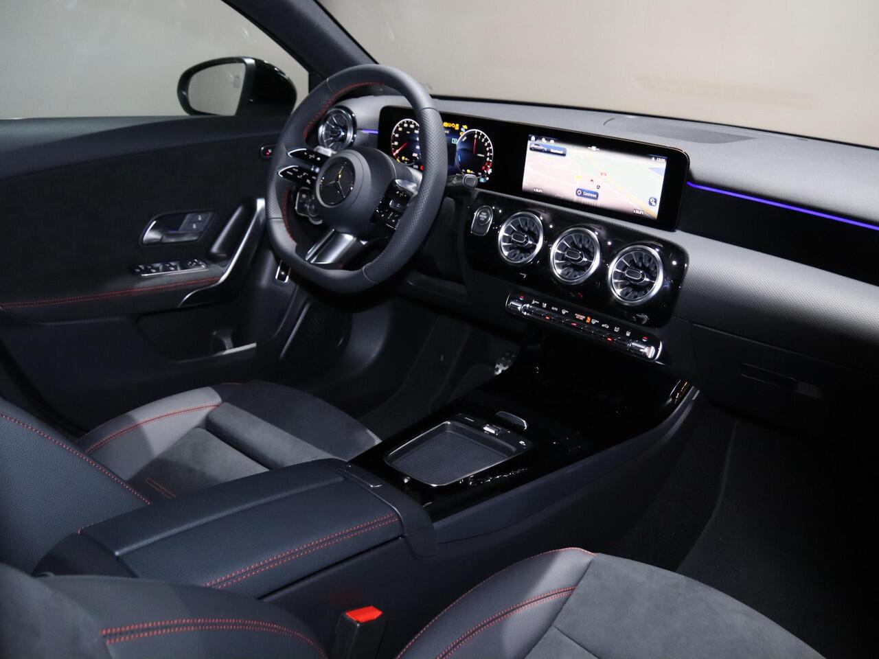 Mercedes-Benz A-KLASSE 250e Business Solution AMG | Panoramaschuifdak | Stoelverwarming | Achteruitrijcamera | MULTIBEAM LED |