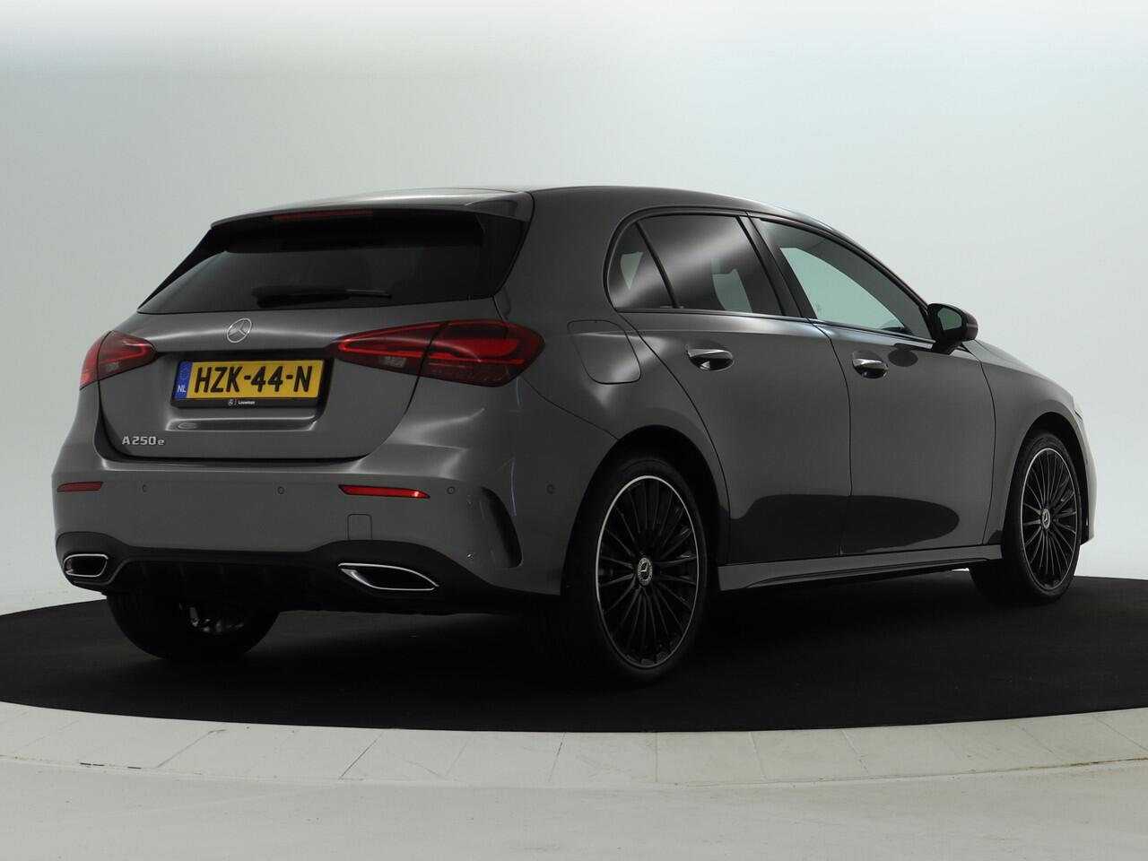 Mercedes-Benz A-KLASSE 250 e AMG Line AMG Line Advanced Plus | Night Pakket | 19 Inch AMG velgen | Stoel en Stuurverwarming. Inclusief 24 maanden MB Certified garantie voor Europa.