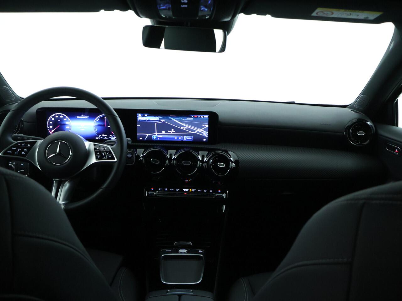 Mercedes-Benz A-KLASSE 250 e Star Edition | Trekhaak | Dodehoekassistent | Parkeerpakket met Camera | Stoelverwarming | High-performance led-koplampen | Extra USB-poorten | Spiegelpakket | Zitcomfortpakket |