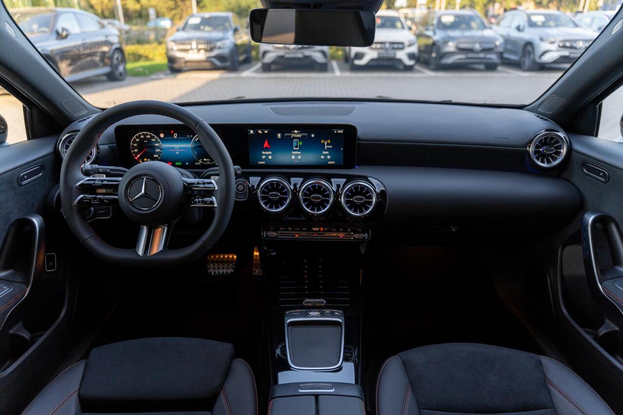 Mercedes-Benz A-KLASSE 250e Business Solution AMG | Panoramaschuifdak | Night pakket | Achteruitrijcamera | Stoelverwarming | MULTIBEAM LED |
