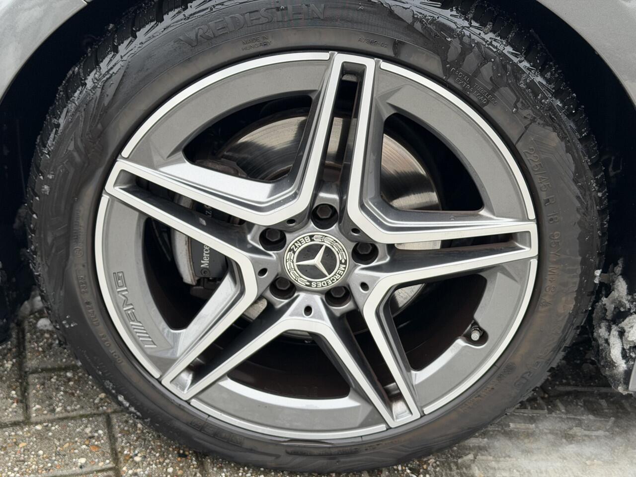 Mercedes-Benz A-KLASSE 180 AMG Pano-Dak | Trekhaak | Memory | Carplay | Camera |