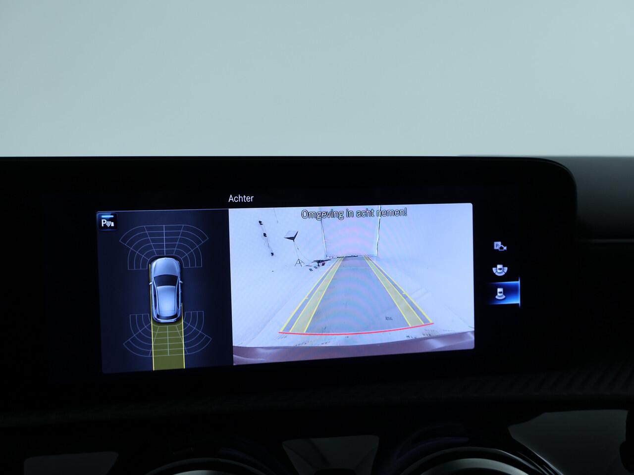 Mercedes-Benz A-KLASSE 200 Business Line | Panorama Schuif/Kanteldak | Parkeersensoren + camera achter | Comfortstoelen Lederlook i.c.m Stoelverwarming | DAB + Apple CarPlay | Inclusief 24 maanden MB Certified garantie voor Europa.