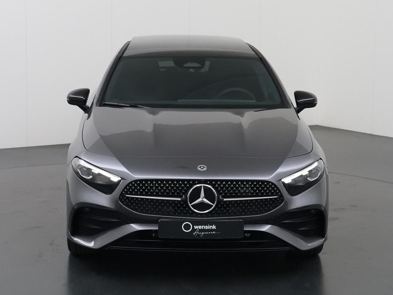Mercedes-Benz A-KLASSE 250e Business Solution AMG | Panoramaschuifdak | Night | Multibeam Led | Achteruitrijcamera | Afneembare trekhaak |