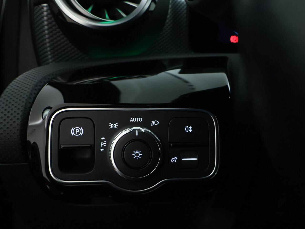 Mercedes-Benz A-KLASSE 250 e Progressive | Parkeerpakket met Camera | Sfeerverlichting | LED | Car Play | Cruise Controle | Inclusief 24 maanden Mercedes-Benz Certified garantie voor Europa.