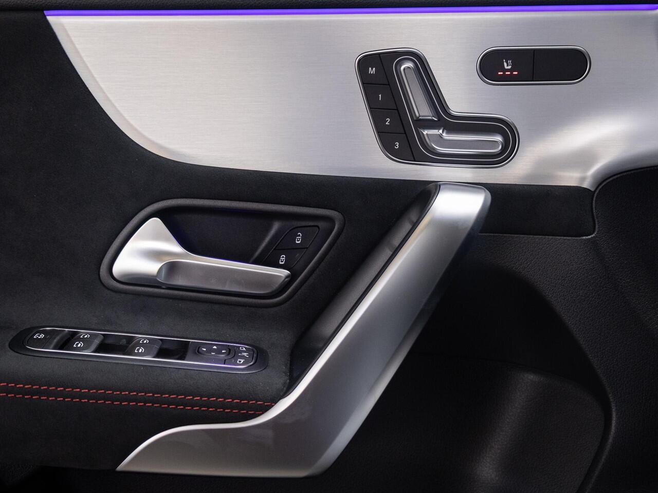 Mercedes-Benz A-KLASSE Hatchback 180 Star Edition AMG Line Premium PLUS | Panorama dak