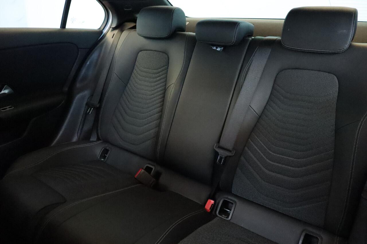 Mercedes-Benz A-KLASSE 180 Business Solution Automaat | NAVI | CLIMA | CAMERA + PDC | CRUISE | LMV |
