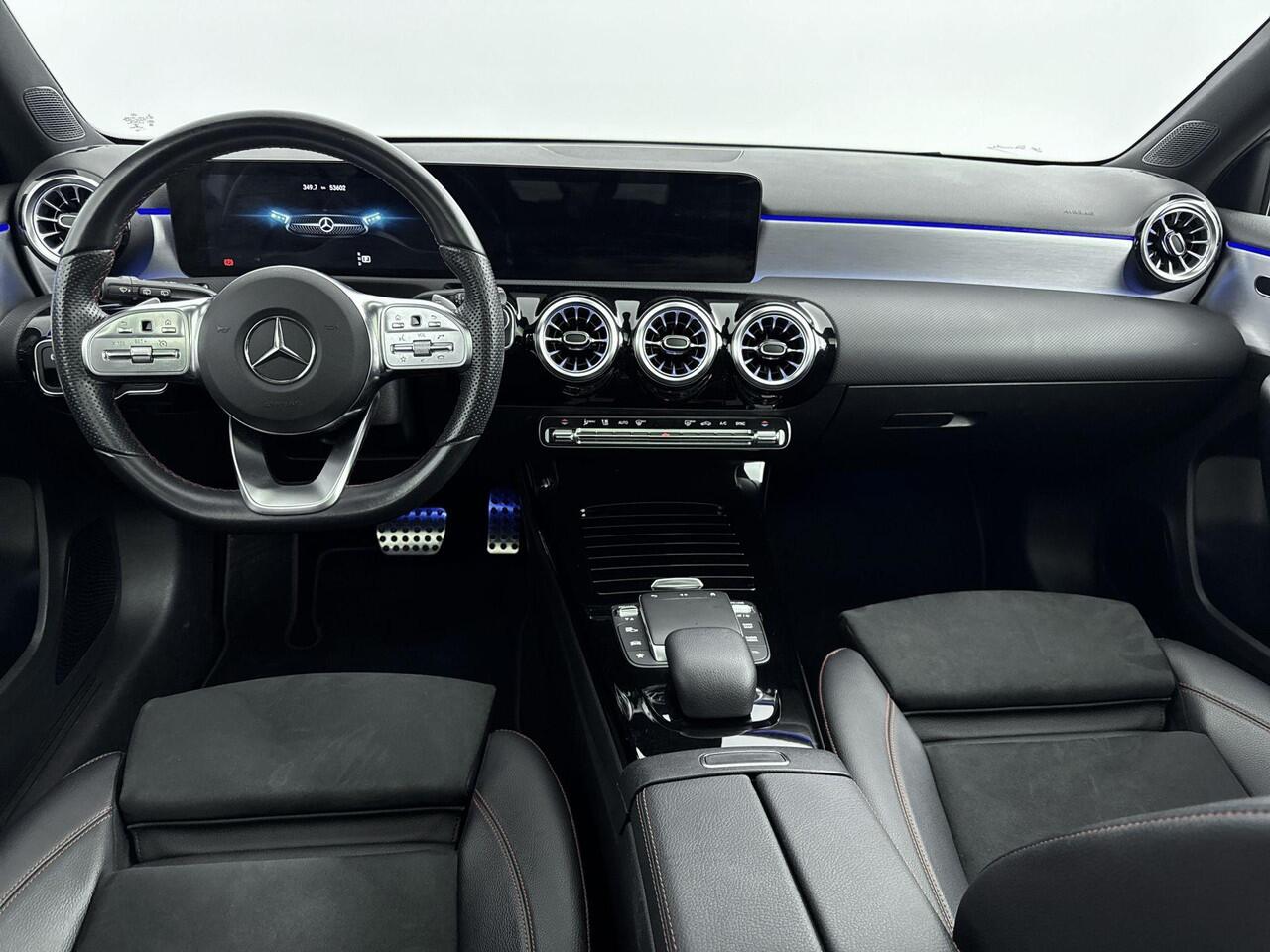 Mercedes-Benz A-KLASSE 200 Business Solution AMG 163PK | Schuif-/Kanteldak | Wegklapbare Trekhaak | Memory Stoelen | Sfeerverlichting | Achteruitrijcamera | Stoelverwarming | Apple CarPlay & Android Auto