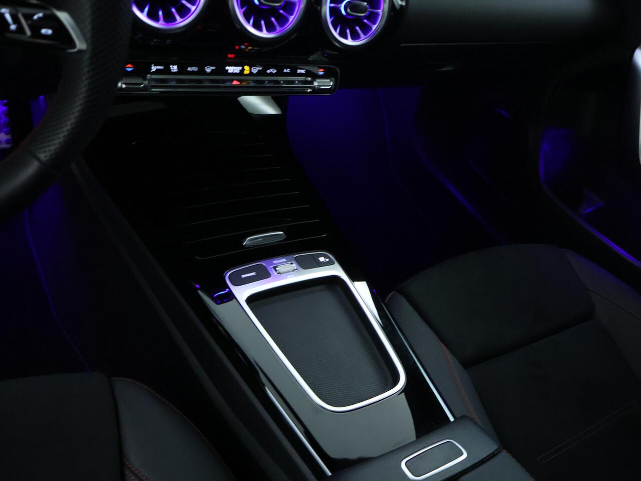 Mercedes-Benz A-KLASSE 180 Star Edition AMG Line | Panoramadak | Memory | Keyless Go | Head up | 360 gr Camera | Sfeerverlichting | Inclusief 24 maanden Mercedes-Benz Certified garantie voor Europa.