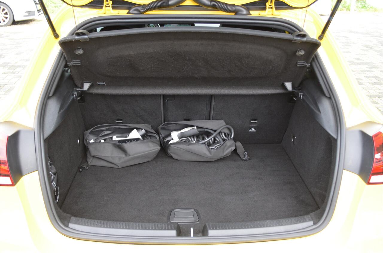 Mercedes-Benz A-KLASSE 250 e Business Solution AMG Sfeerverlichting | Widescreen | Carplay | Stoelverwarming | Night pakket