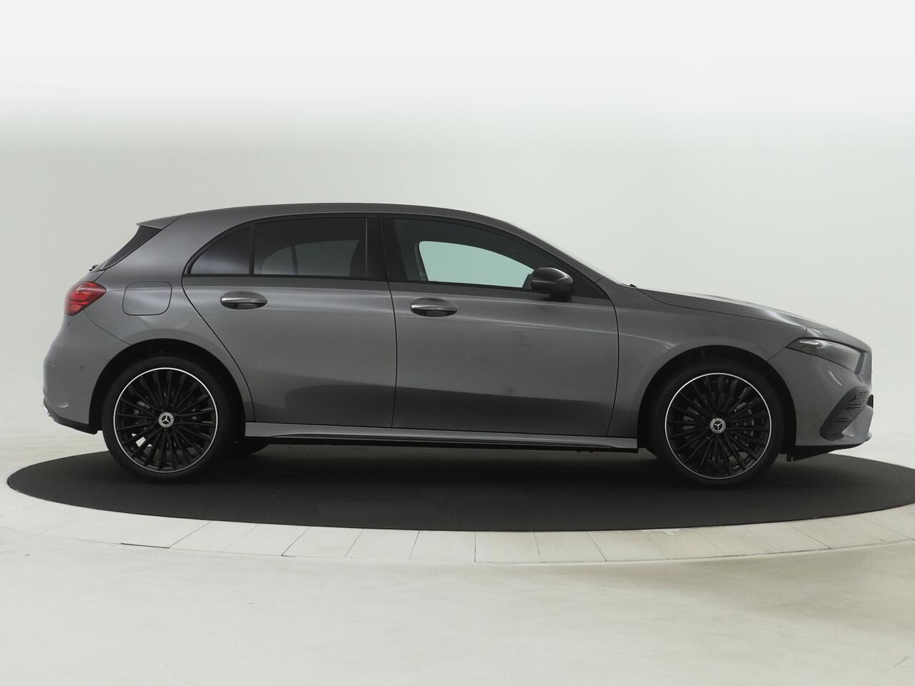 Mercedes-Benz A-KLASSE 250 e AMG Line | Nightpakket | Premium Pack | Extra USB-poorten | KEYLESS GO | Dodehoekassistent | Sfeerverlichting | Verwarmde stoelen vooraan | Parkeerpakket met achteruitrijcamera |