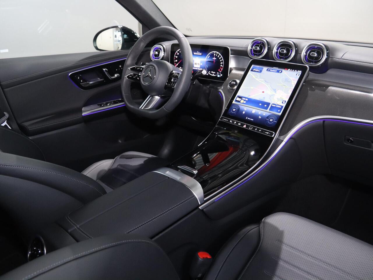 Mercedes-Benz A-KLASSE 250e Business Solution AMG | Panoramaschuifdak | Premium Plus | 19"AMG-velgen | Head-up display | Dodehoekassistent |