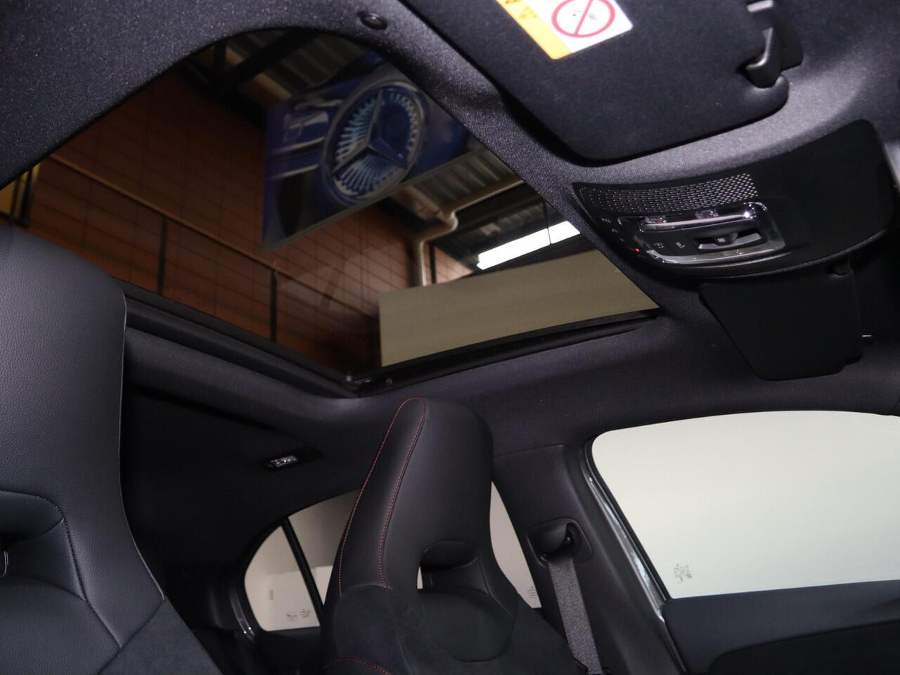 Mercedes-Benz A-KLASSE 180 Business Solution AMG | Panoramaschuifdak | Stoelverwarming | Achteruitrijcamera | MULTIBEAM LED | Night |