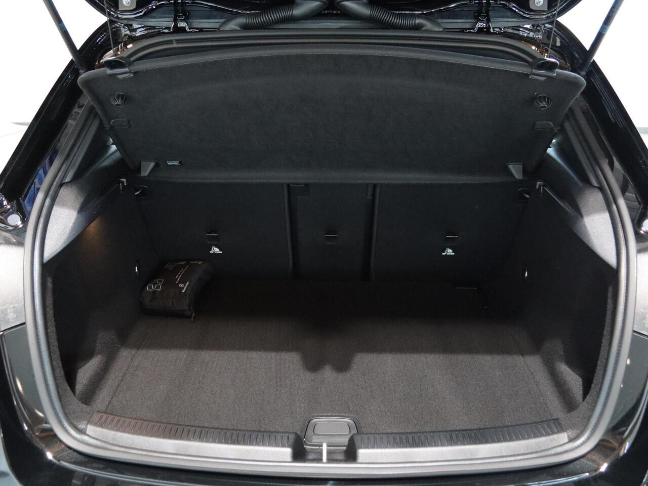 Mercedes-Benz A-KLASSE 180 Business Solution AMG | AMG Line Plus | Nightpakket | Panoramaschuifdak | Head-up display | Stoelverwarming voor| 360° camera | Dodehoekassistent |