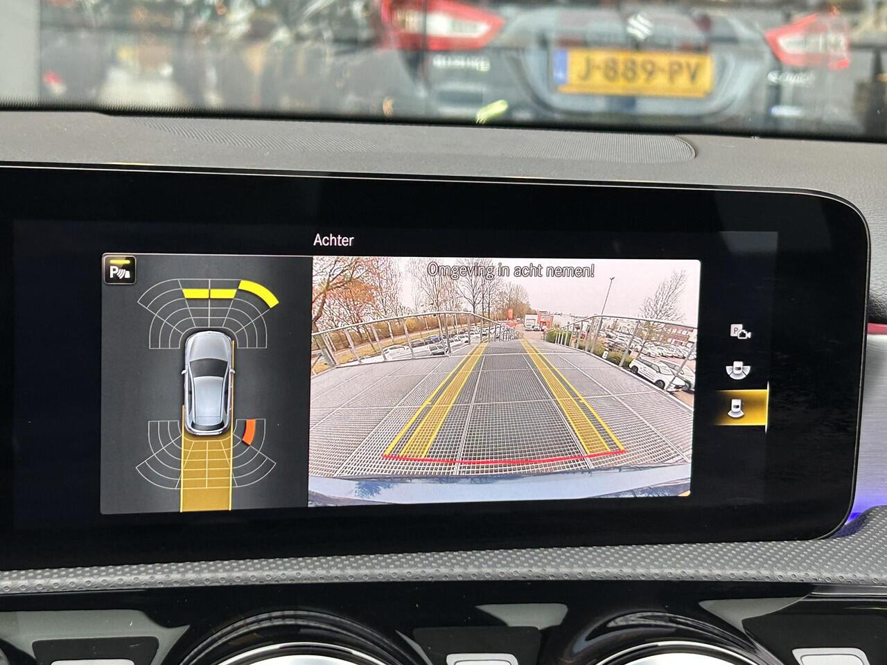 Mercedes-Benz A-KLASSE 180 Business Solution AMG | Panoramadak | Carplay/Android | Sfeerverlichting