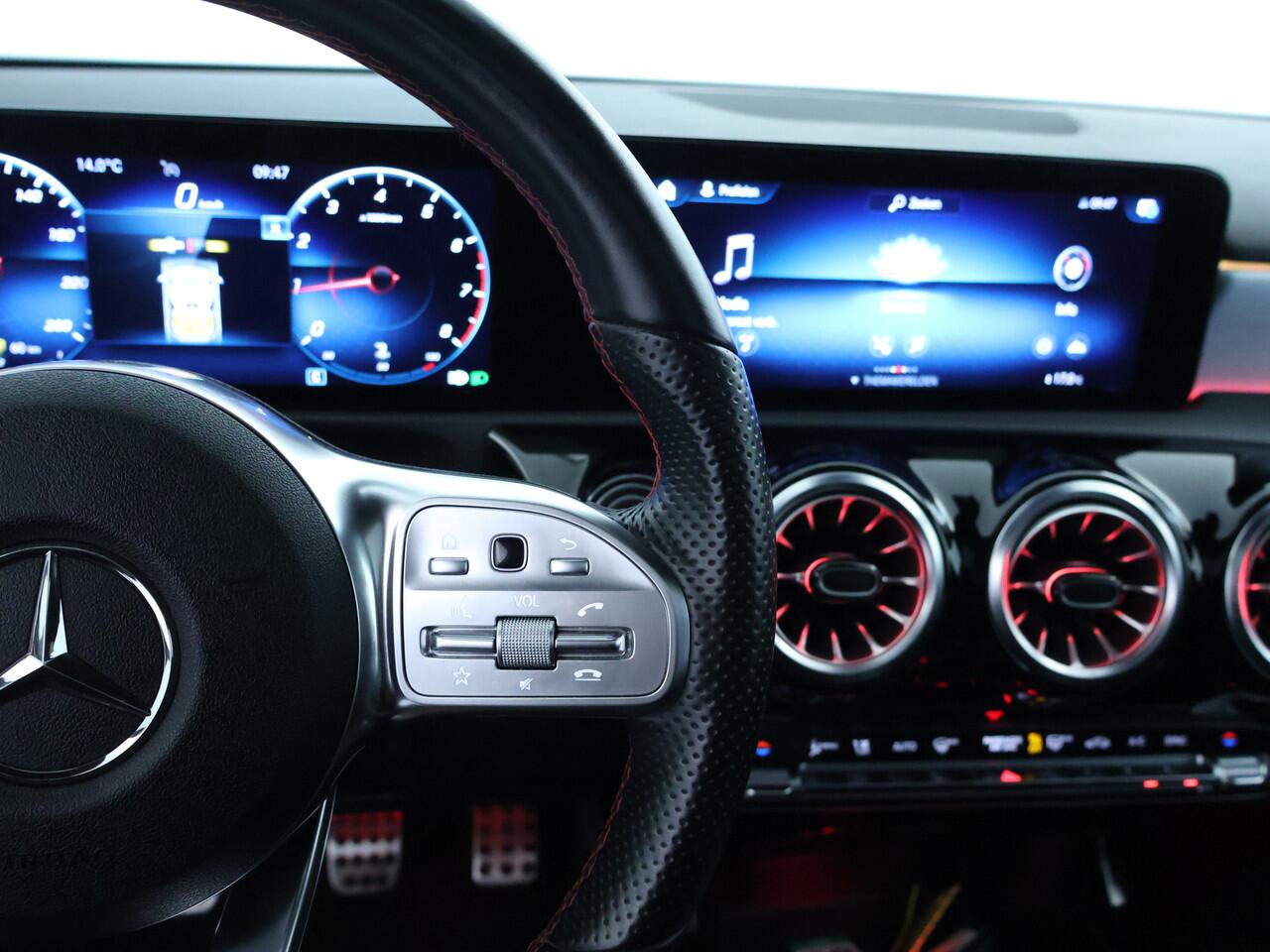 Mercedes-Benz A-KLASSE 160 Business Solution AMG AMG Line | Night Pakket | Panorama Schuif-Kanteldak | Sfeerverlichting | Memory Voorstoelen | MultiBeam Koplampen. Inclusief 24 maanden MB Certified garantie voor Europa.