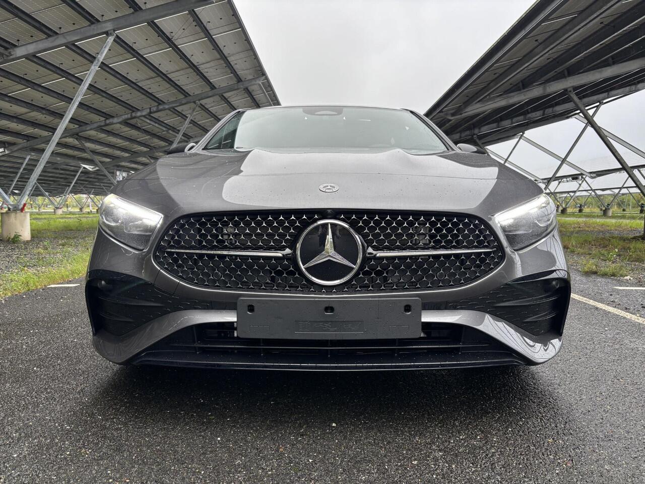 Mercedes-Benz A-KLASSE 180 Business Solution AMG | Night | Panoramaschuifdak | Achteruitrijcamera | Sfeerverlichting| MULTIBEAM LED | 19 inch AMG-velgen |