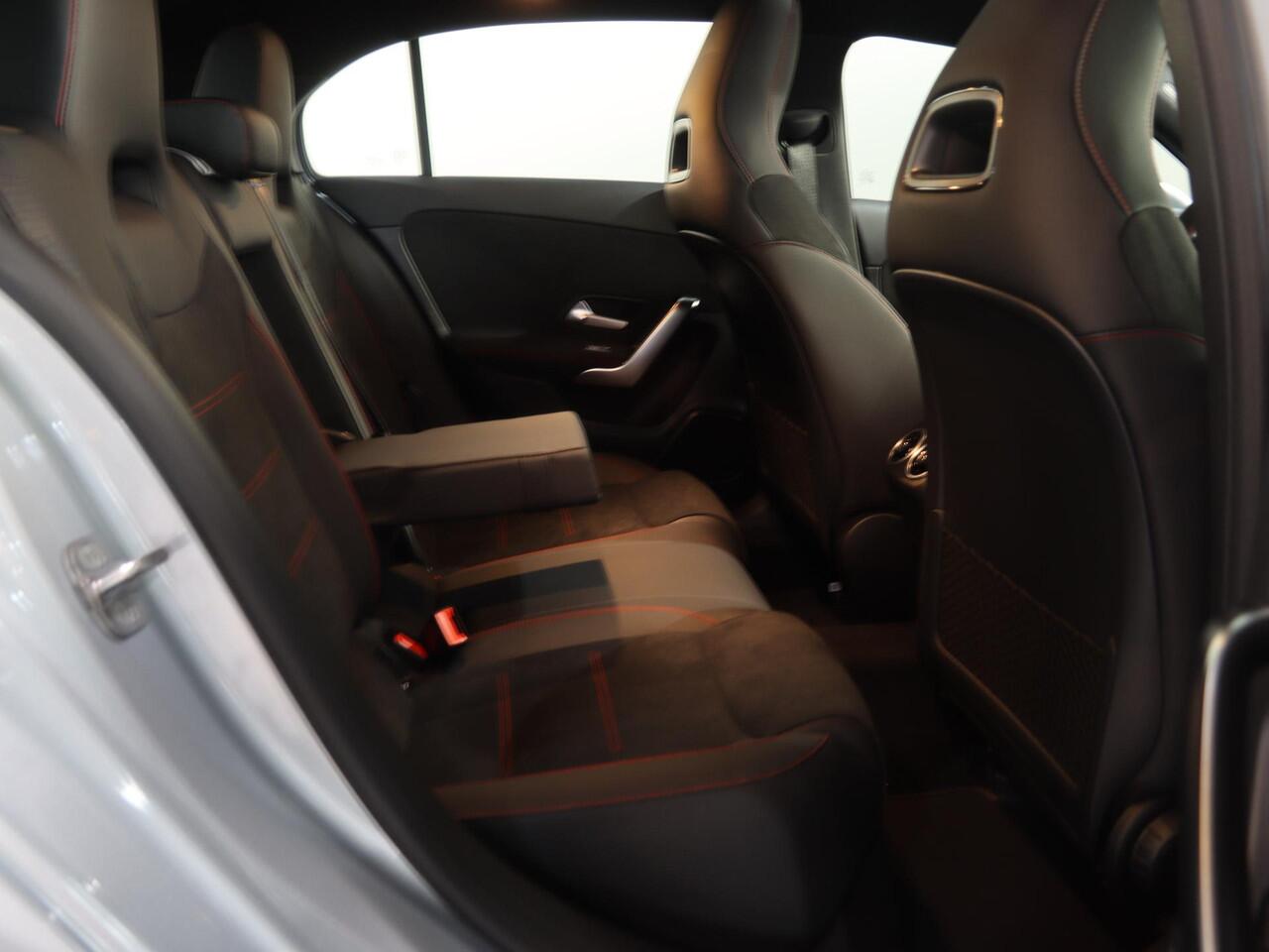 Mercedes-Benz A-KLASSE 180 Business Solution AMG | Panoramaschuifdak | Achteruitrijcamera | Nightpakket | MULTIBEAM LED | Stoelverwarming |