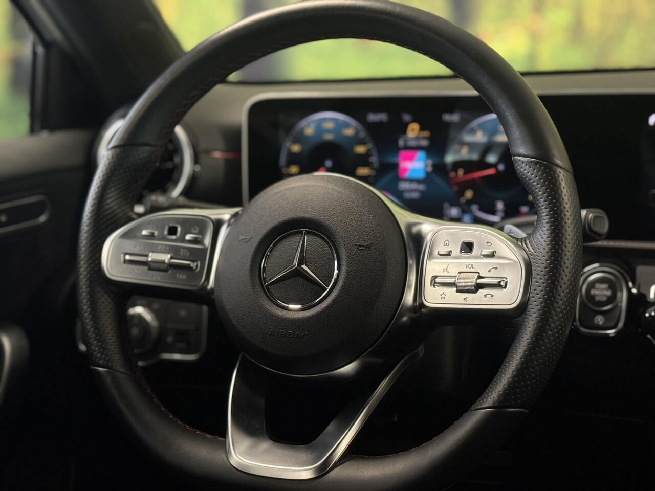 Mercedes-Benz A-KLASSE 180 Business Solution AMG | Cruise Control | Achteruitrijcamera | Parkeersensoren | Navigatie | Apple Carplay | Keyless Go | Stoelverwarming |